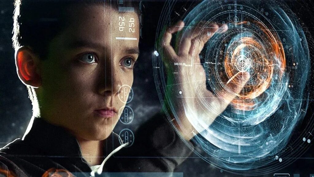 Asa Butterfield als Ender Wiggin steht vor einem schwebenden, holografischen Interface mit konzentrischen Kreisen, Datenpunkten und leuchtenden Linien. Er interagiert mit der futuristischen Anzeige, sein Gesicht ist vom blauen Licht der Projektion erhellt. Die Szene vermittelt Konzentration, Technologie und strategisches Denken. Das Bild stammt aus dem Science-Fiction-Film Ender's Game – Das große Spiel, in dem Ender als hochbegabter Junge für eine militärische Eliteausbildung rekrutiert wird, um die Menschheit gegen außerirdische Angreifer zu verteidigen. | Die Top 5 Bücher die es wert sind zu lesen