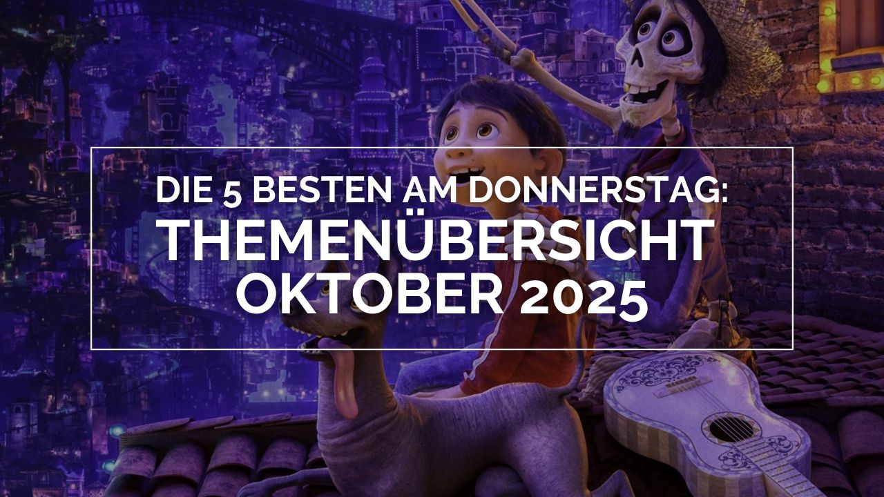 Farbenfrohes Promo-Bild aus dem Pixar-Film Coco. Im Vordergrund sitzen Miguel (mit Gitarre) und Héctor (als Skelettfigur mit Hut und Gitarre) auf einem Dach, umgeben von warmem Licht und lebendiger Atmosphäre. Im Hintergrund leuchtet die fantasievoll gestaltete Stadt der Toten mit bunten Gebäuden und Lichtern. Die Szene vermittelt musikalische Verbundenheit, Erinnerung und kulturelle Tiefe. Über dem Bild steht in deutscher Schrift: „DIE 5 BESTEN AM DONNERSTAG: THEMENÜBERSICHT OKTOBER 2025“.