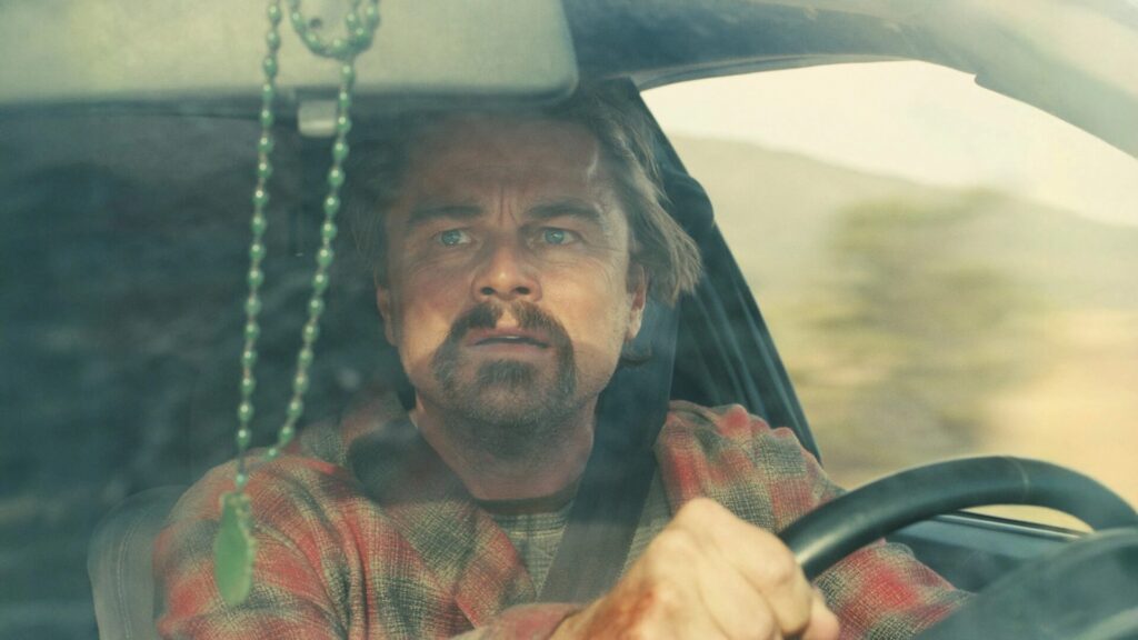 Das Bild zeigt Leonardo DiCaprio im Auto sitzend, als Ghetto Pat in "One Battle After Another" | Media Monday #744