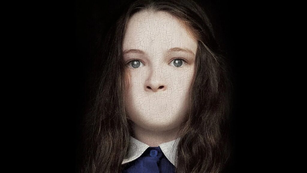 Das Bild zeigt Jodelle Ferland in ihrer Rolle als Sharon Da Silva aus der Spieleverfilmung "Silent Hill". Das Bild sieht aus wie ein altes Gemälde mit Rissen und ihr Mund fehlt