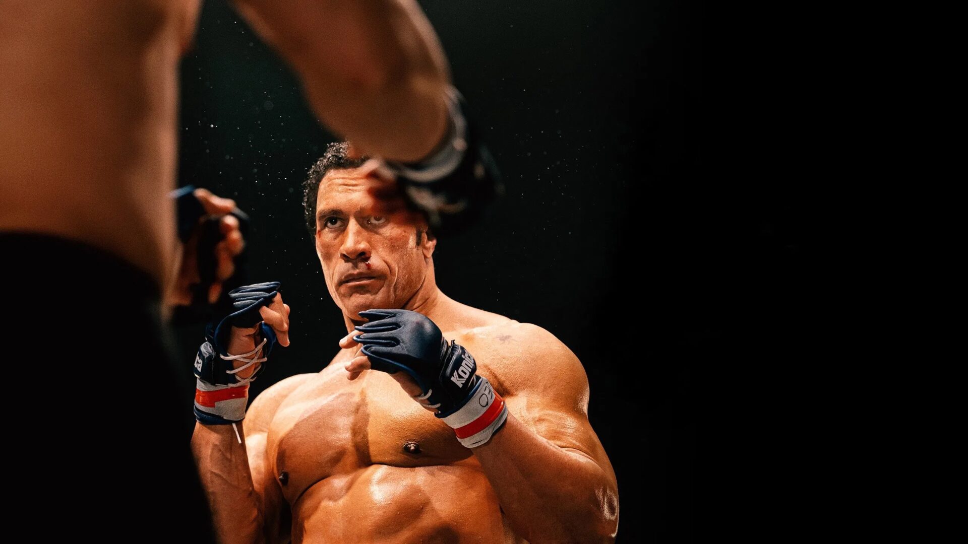 Das Bild zeigt Dwayne Johnson in seiner Rolle als Mark Kerr im Film "The Smashing Machine"