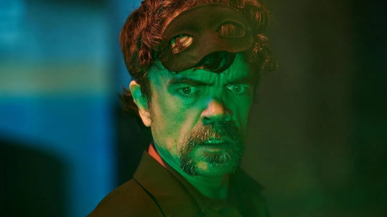 Peter Dinklage in Nahaufnahme mit einer schwarzen-Augenmaske auf der Stirn im Film "The Toxic Avenger"