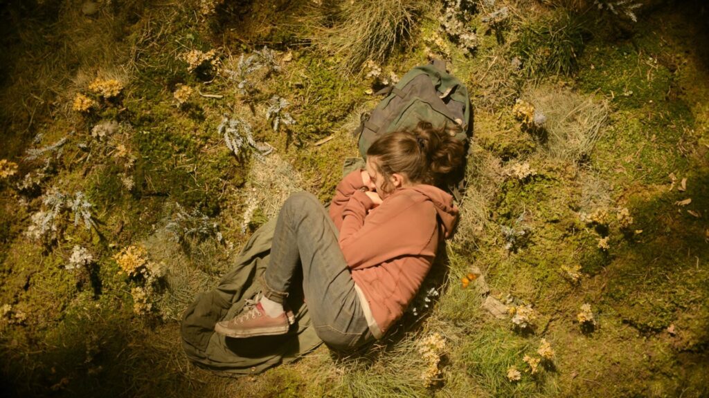 Das Bild zeigt ein junges Mädchen zusammengerollt auf ihrem Rucksack schlafen | Top 5 Horror Videospiel Verfilmungen