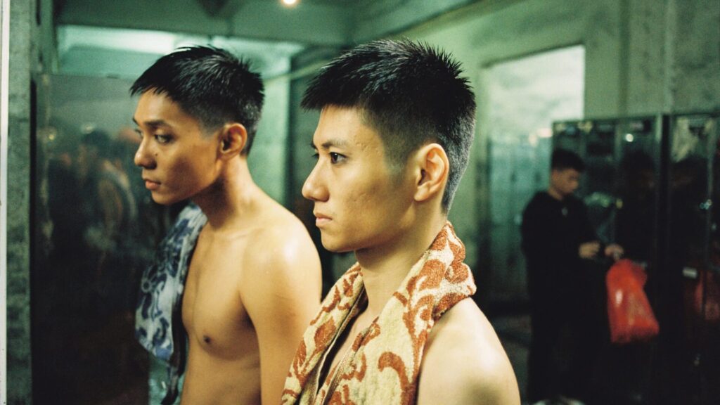 Das Bild zeigt Nam (Phạm Thanh Hải) und Viet (Đào Duy Bảo Định), die nebeneinander in der Umkleide stehen. Das Bild stammt aus dem Film "Việt und Nam" | Media Monday #743