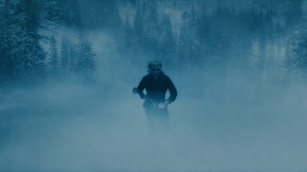 Der Greifer kommt mit einer Axt in der Hand aus dem Nebel auf die Kamera zu. | Black Phone 2