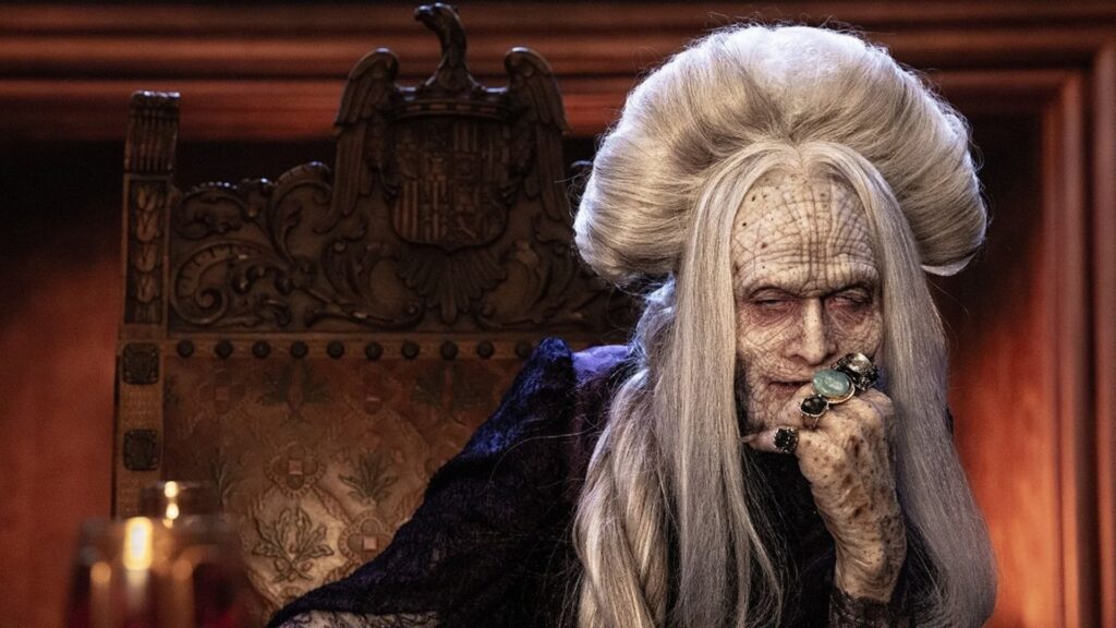 Man sieht einen abgehalfterten Graf Darcul auf einem Stuhl sitzend | Dracula – Die Auferstehung