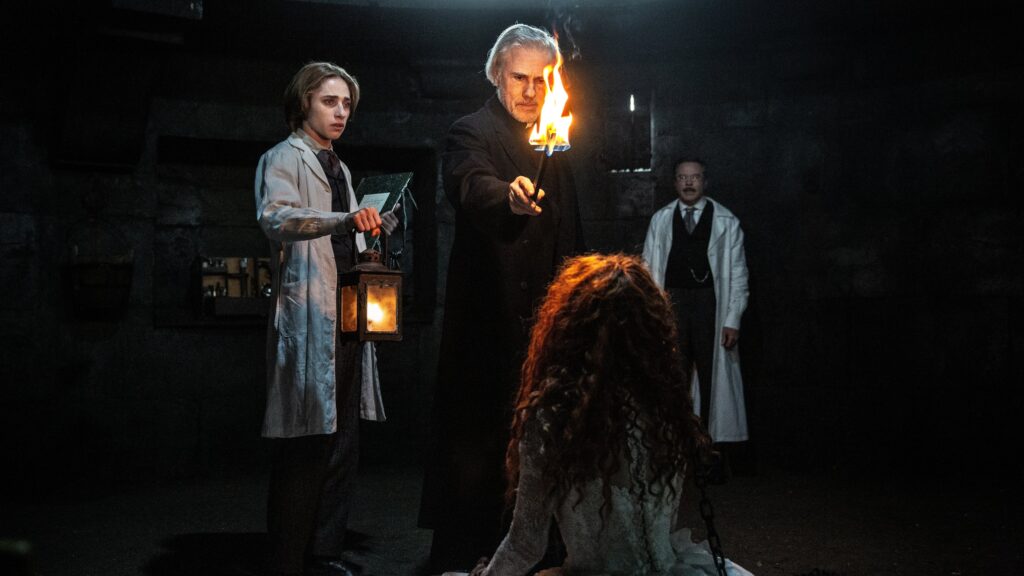 Der Priester befragt eine mögliche Vampirin | Dracula – Die Auferstehung