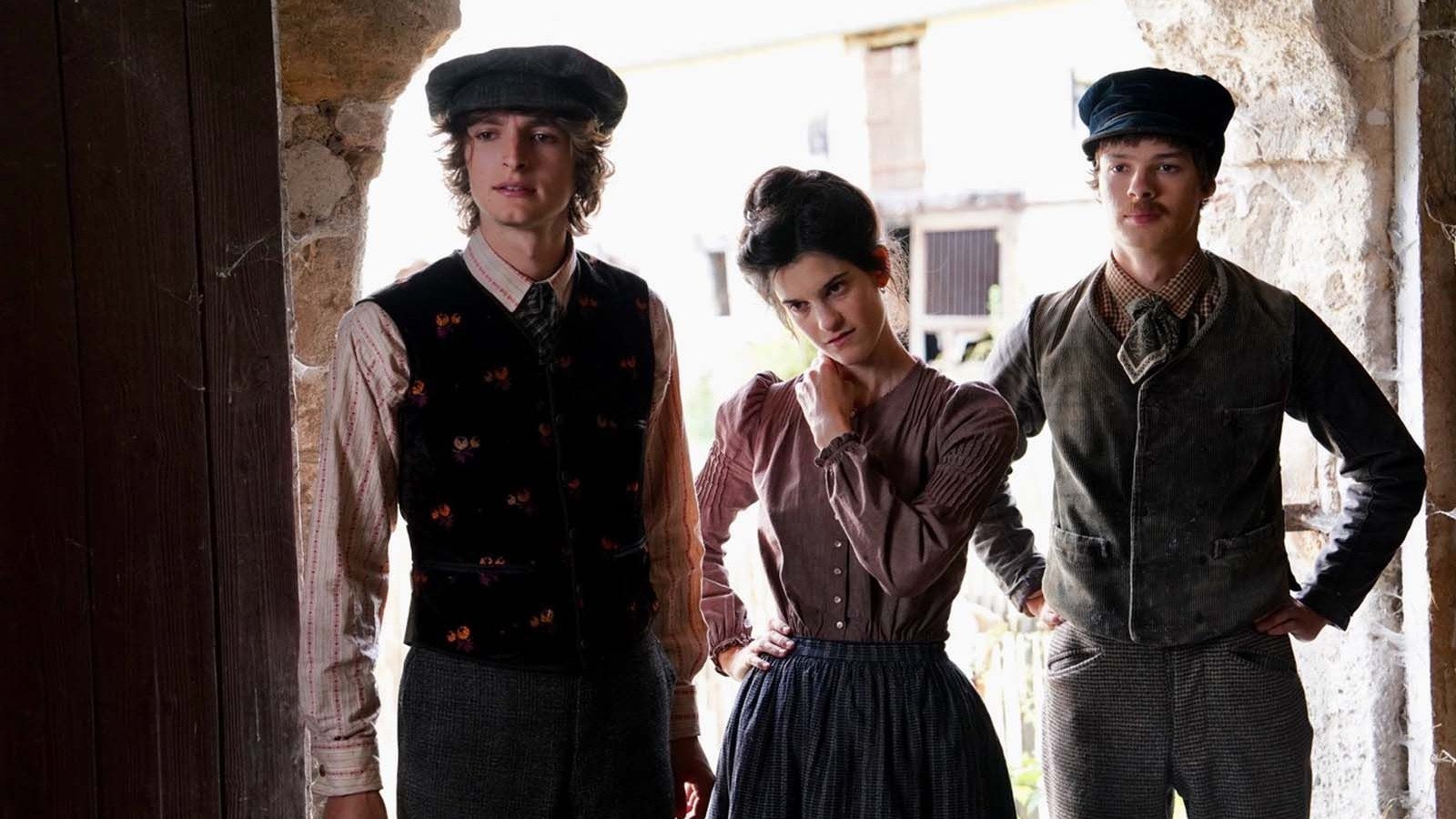 Adèle (Suzanne Lindon) steht zwischen Lucien (Vassili Schneider) und Anatole (Paul Kircher).