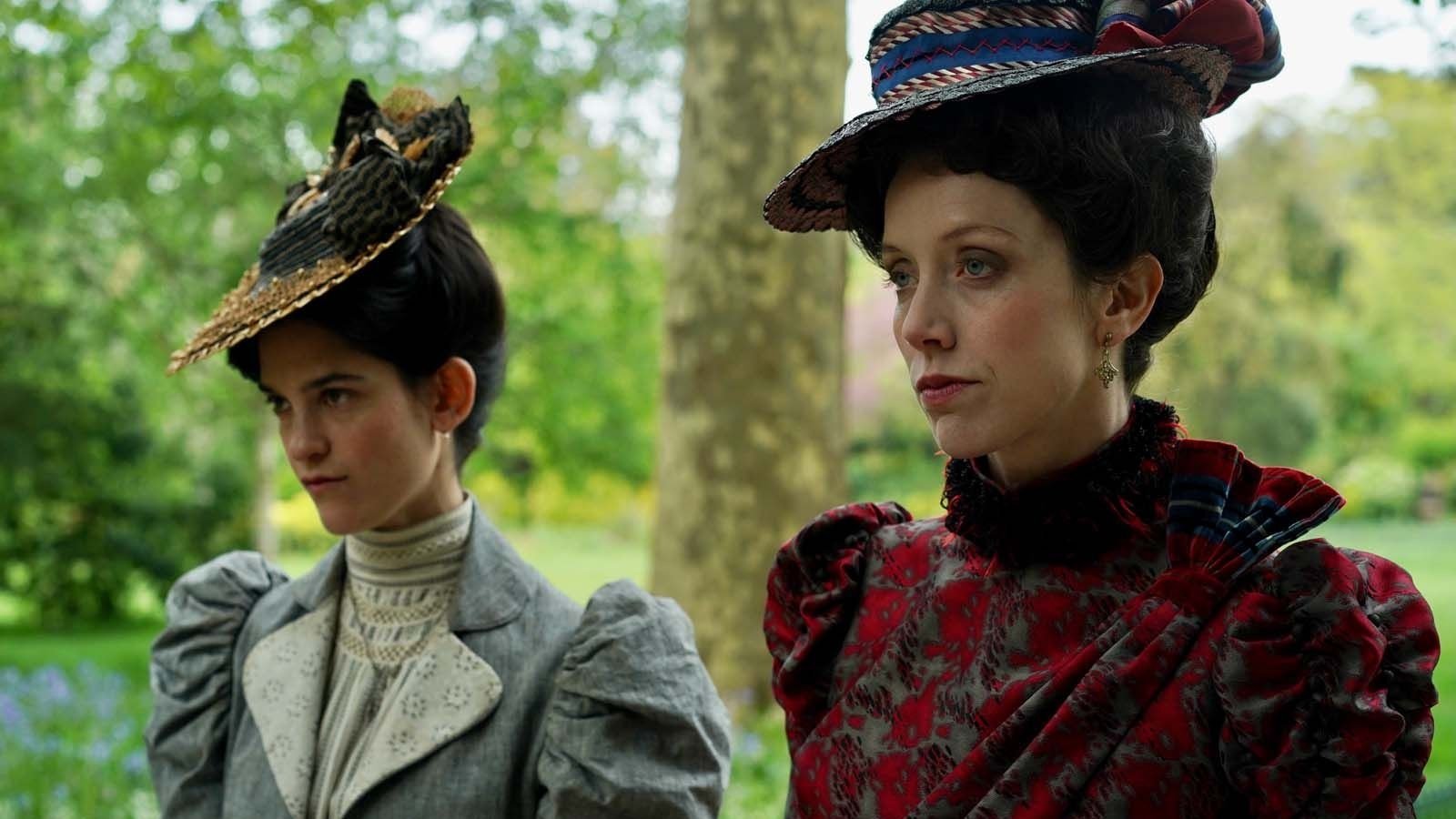 Adèle und ihre Mutter Odette sitzen im Park auf einer Bank. | Die Farben der Zeit