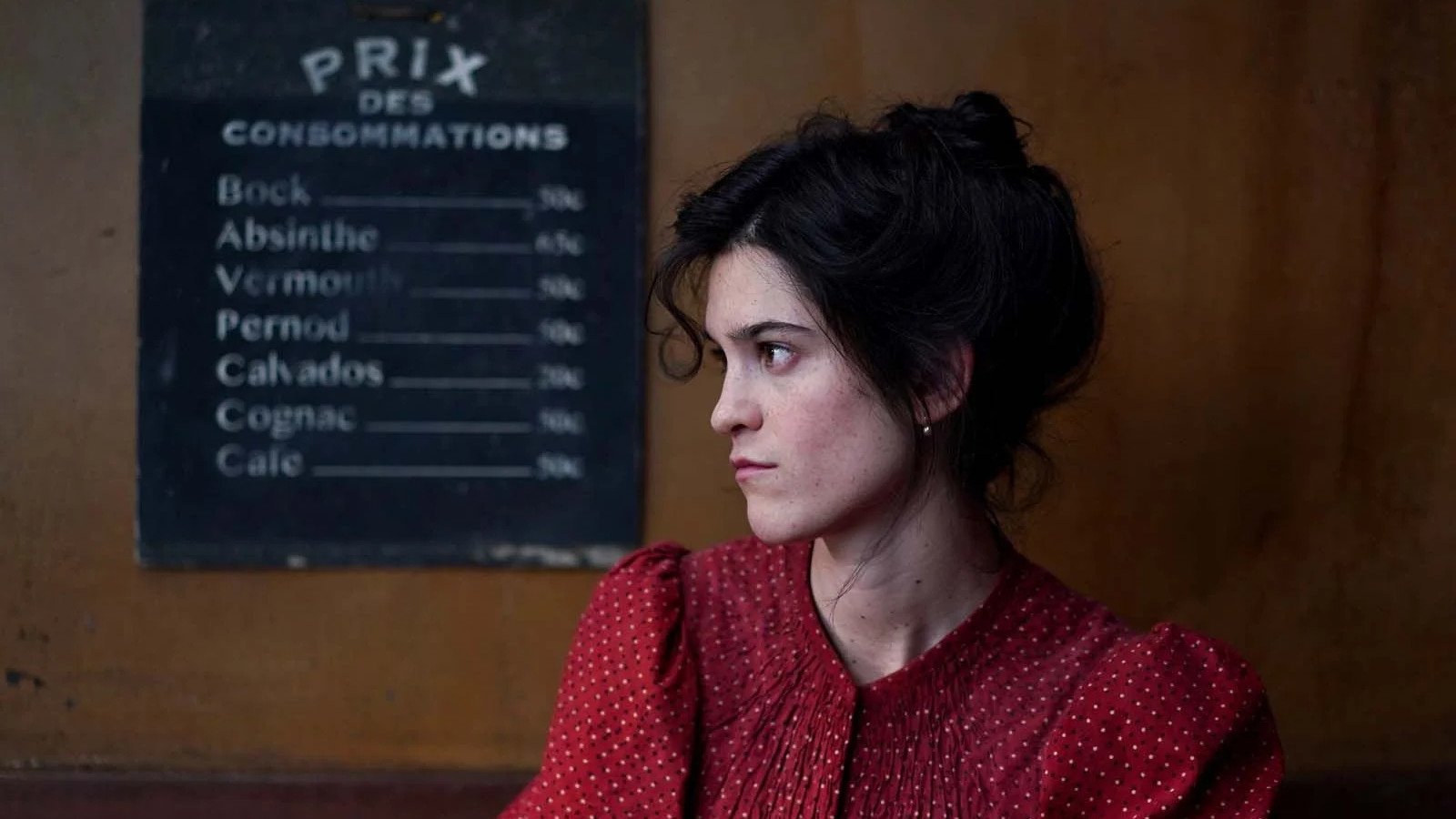 Adèle mit einem roten Kleid.