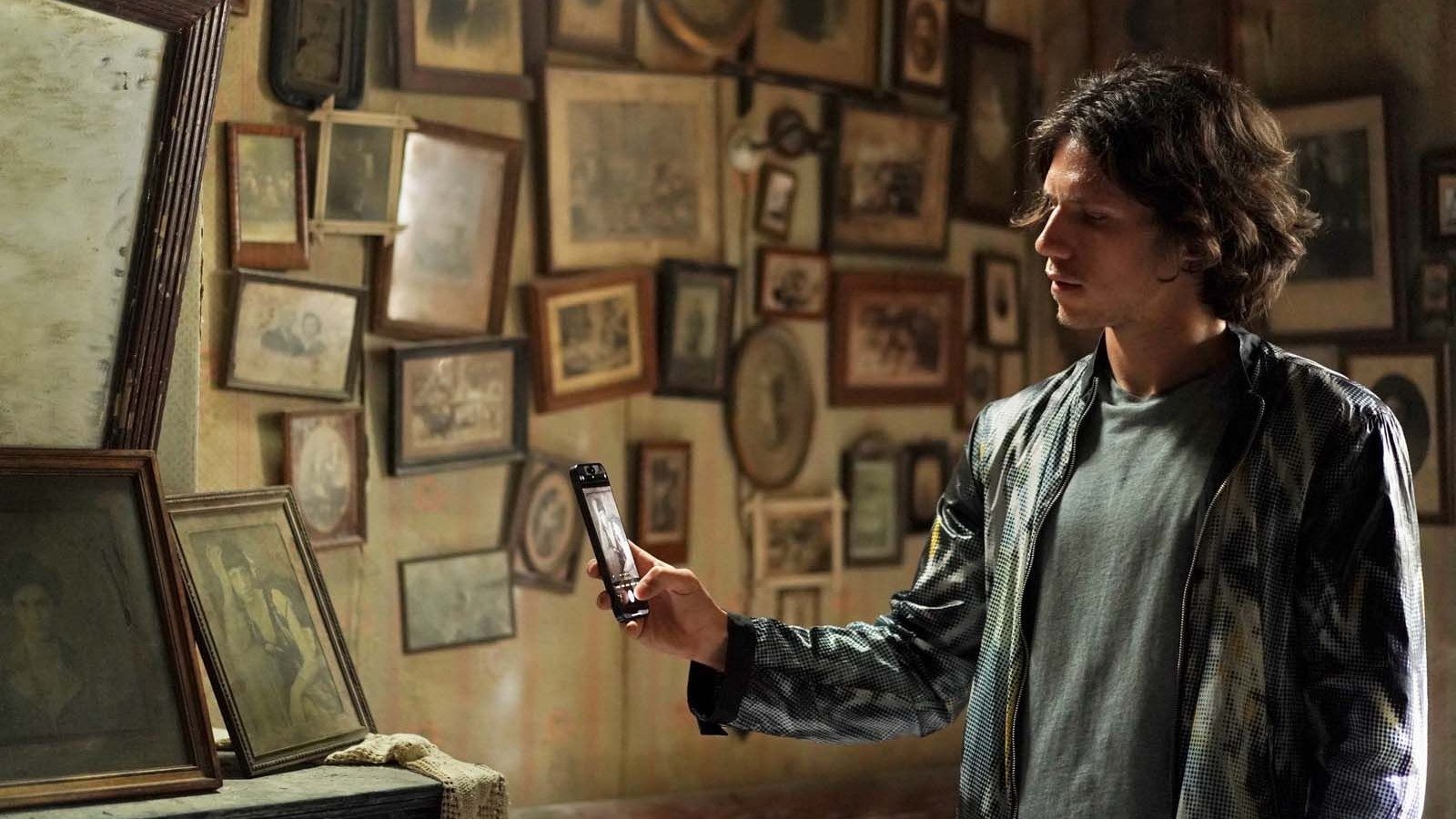 Seb (Abraham Wapler) fotografiert ein altes Bild im Haus von Adèle. | Die Farben der Zeit