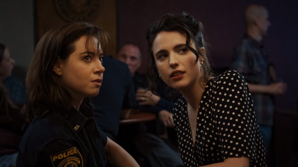 Honey (Margaret Qualley) und MG Falcone (Aubrey Plaza) im Gespräch.