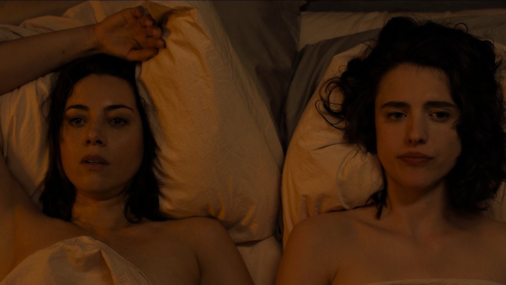 Honey und MG liegen nackt nebeneinander im Bett.