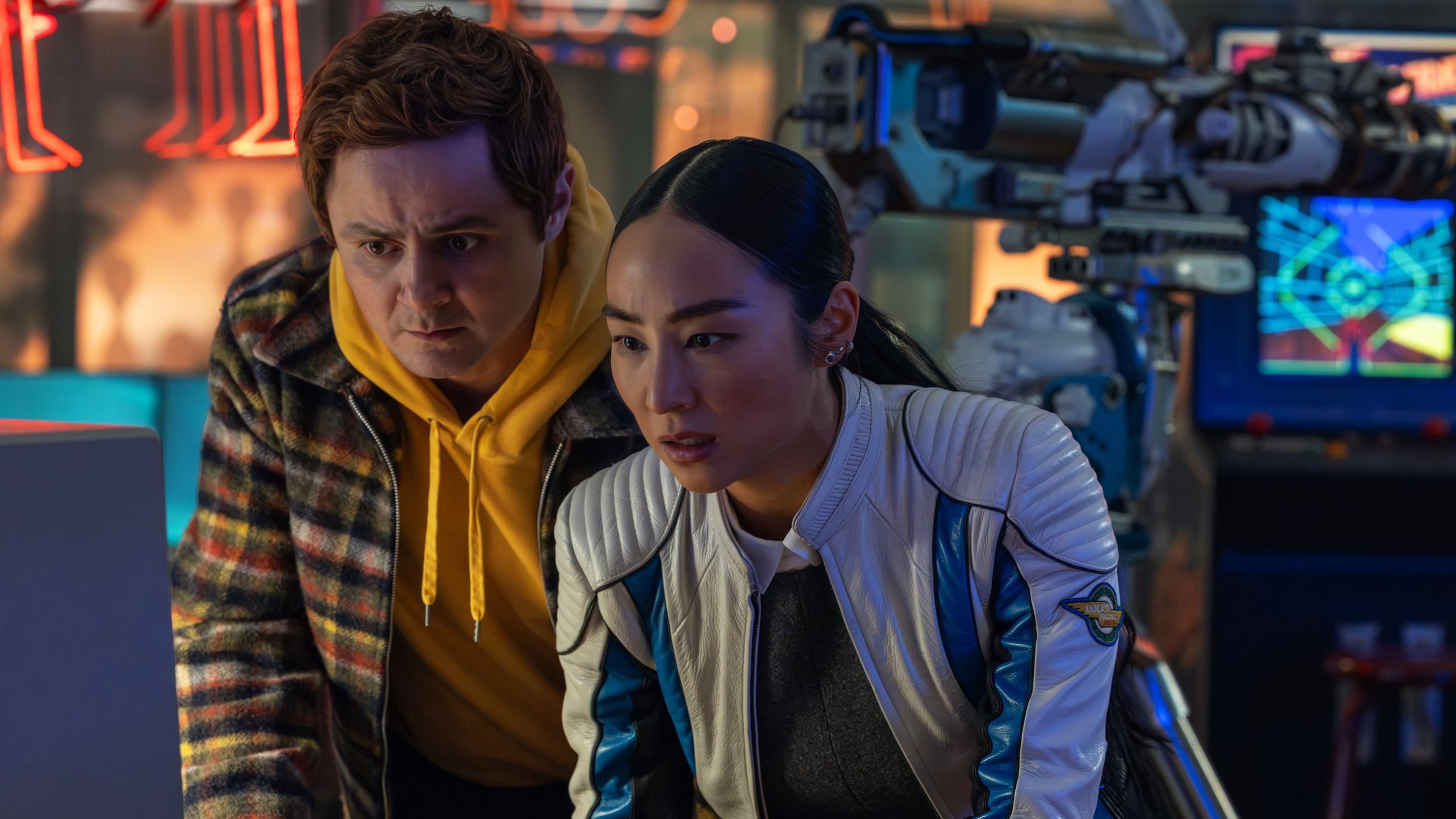 Eve Kim (Greta Lee) und ihr Kollege Seth Flores (Arturo Castro)