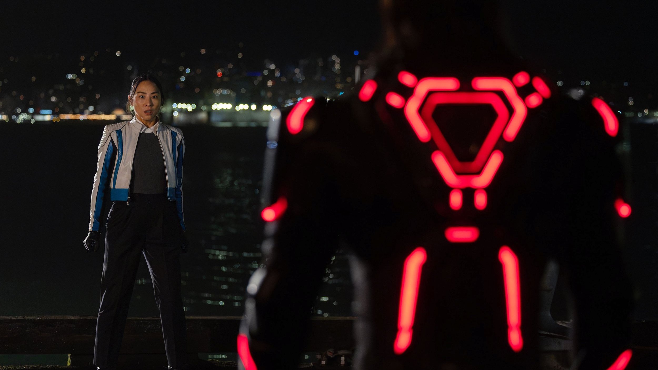 Eve steht Ares gegenüber. | Tron: Ares