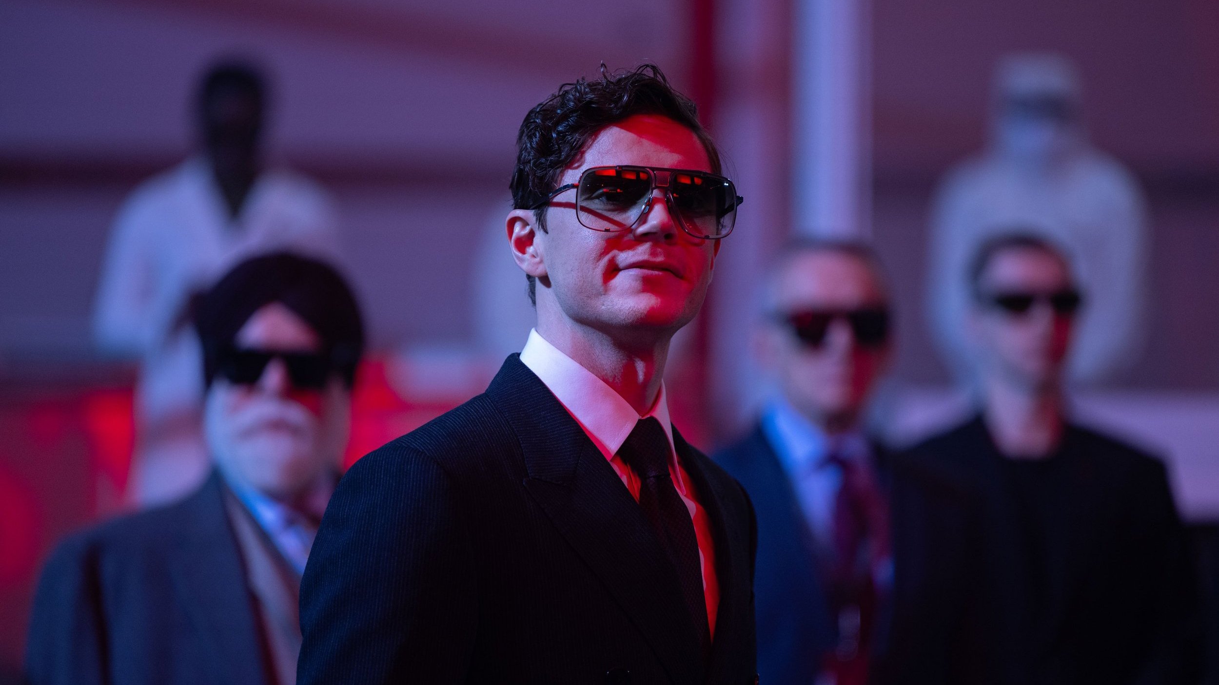 Julian Dillinger (Evan Peters) mit Sonnenbrille. | Tron: Ares