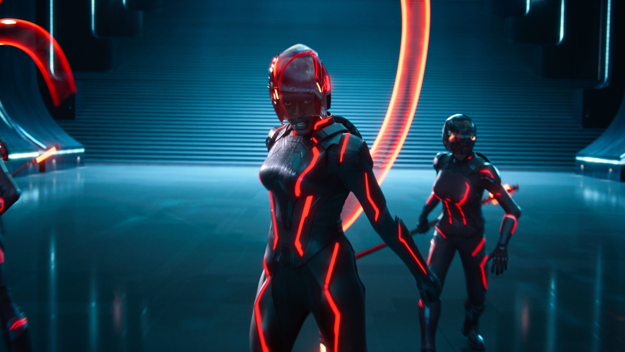 Athena mit einem Laserstab vor einer blauen Treppe. | Tron: Ares