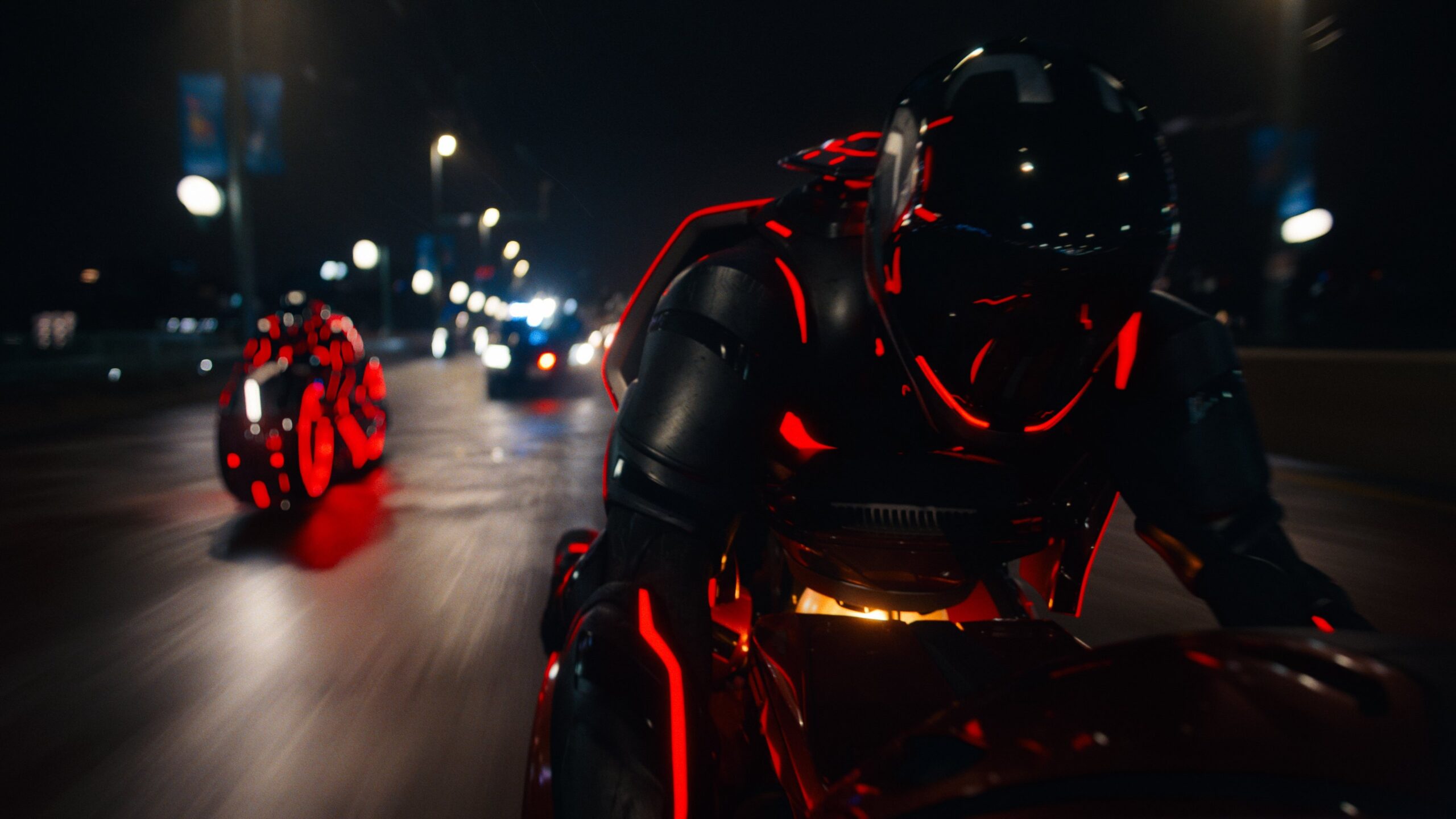 Zwei rote Motorräder fahren auf einer Straße.