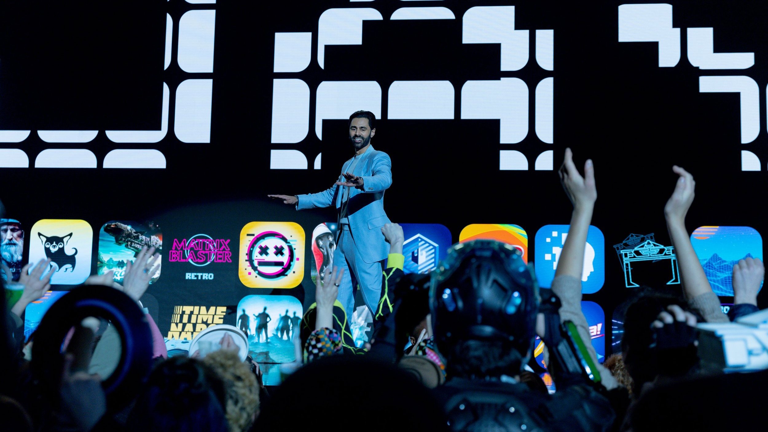 Ajay Singh (Hasan Minhaj), der CTO von Encom, bei einer Präsentation.