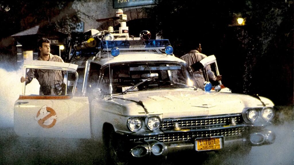 Das Auto der Ghostbusters, zwei Männer steigen gerade aus | Die 5 besten Halloween-Filme ohne Horror