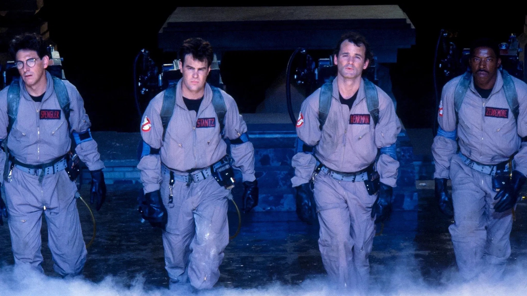 Die vier Geisterjäger aus "Ghostbusters" stehen in einer Reihe | Die 5 besten Halloween-Filme ohne Horror