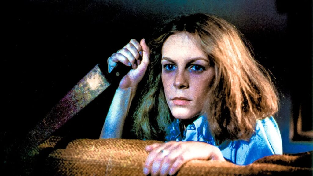 Jamie Lee Curtis im Film "Halloween", sie hält ein Messer in der Hand