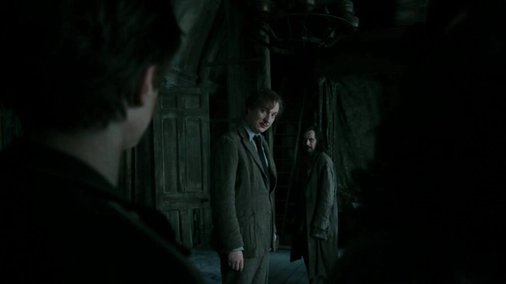 Remus Lupin und Sirius Black im Film "Harry Potter und der Gefangene von Askaban" schauen nach vorne, wo Harry Potter von hinten zu sehen ist