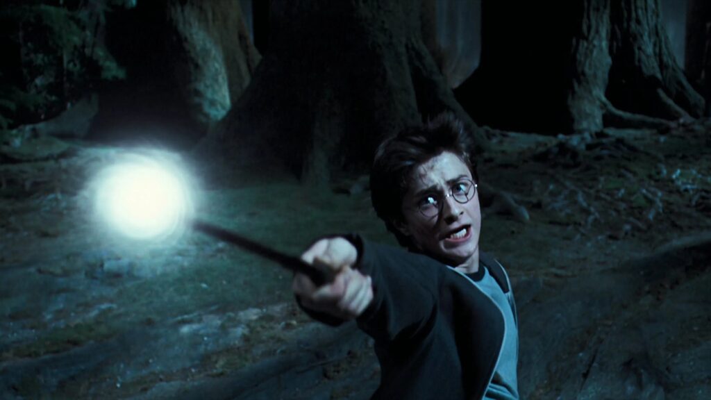 Harry Potter streckt seinen Zauberstab nach vorne, die Spitze leuchtet | Die 5 besten Halloween-Filme ohne Horror