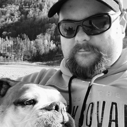 Das Bild zeigt Martin Kostenzer mit seinem Hund. Martin ist Teil der Redaktion von Passion of Arts | Dein Fenster zur Filmkunst