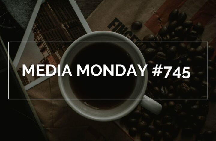 Eine Tasse schwarzer Kaffee steht im Zentrum eines dunklen, kontemplativen Arrangements aus Kaffeebohnen, braunem Papierbeutel und verstreuten Fotografien – darüber liegt der Schriftzug „MEDIA MONDAY #745“ in weißer Typografie. Ein visuelles Ritual zwischen Genuss und medialer Reflexion.