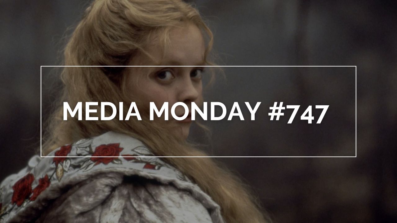 Christina Ricci als Katrina Anne van Tassel aus Sleepy Hollow blickt über die Schulter in Richtung Kamera. Sie trägt ein helles Gewand mit roter Blumenstickerei. Der Hintergrund ist unscharf und wirkt dunkel und stimmungsvoll, vermutlich im Freien. Über dem Bild liegt ein weißer Rahmen mit dem Text „MEDIA MONDAY #747“ in Großbuchstaben. Die Komposition vermittelt eine geheimnisvolle, nostalgische Atmosphäre, passend zur Figur und zum Filmstil.