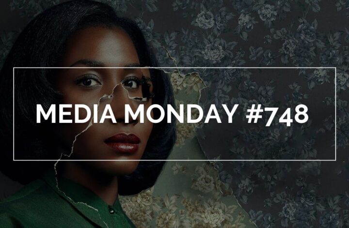 Eine Schwarze Frau mit kinnlangem, glattem Haar und grünem Hemd blickt ruhig in die Kamera. Ihr Gesicht wird teilweise von einem grafisch gestalteten Riss in der Tapete überlagert, der eine florale Musterung darunter freilegt. Der Hintergrund zeigt dunkle Blumenmotive, darüber liegt ein weißer Rahmen mit dem Schriftzug „MEDIA MONDAY #748“ in Großbuchstaben. Das Bild stammt aus der Serie Them und spielt mit Themen wie Identität, Verdrängung und verborgenen Schichten.