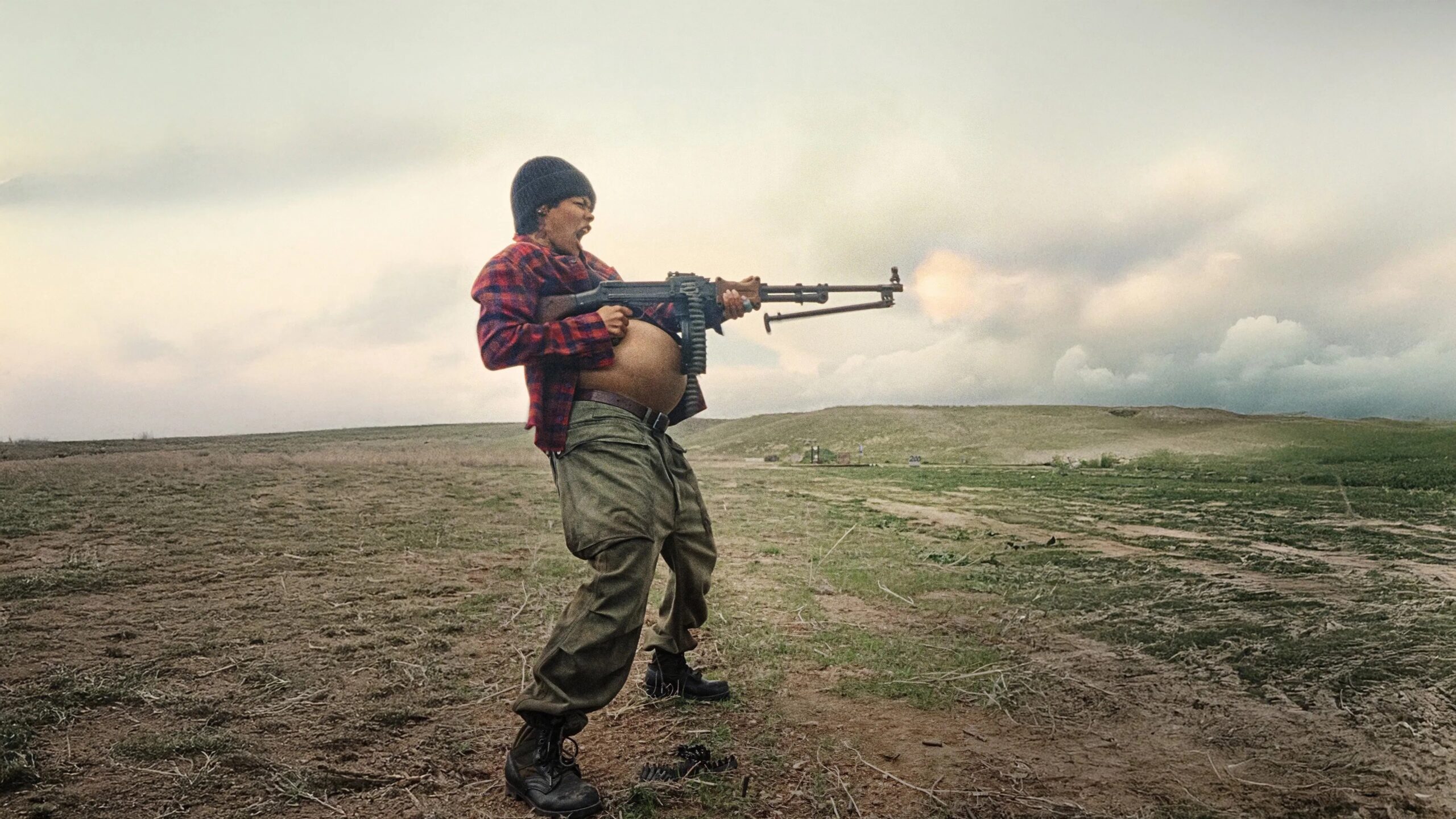 Das Bild zeigt die Perfidia Beverly Hills (gespielt von Teyana Taylor) mit einem Maschinengewehr im Film "One Battle After Another"