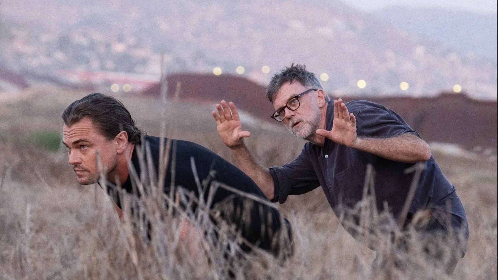 Das Bild zeigt Leonardo DiCaprio (links) und Regisseur Paul Thomas Anderson beim Dreh zu "One Battle After Another"