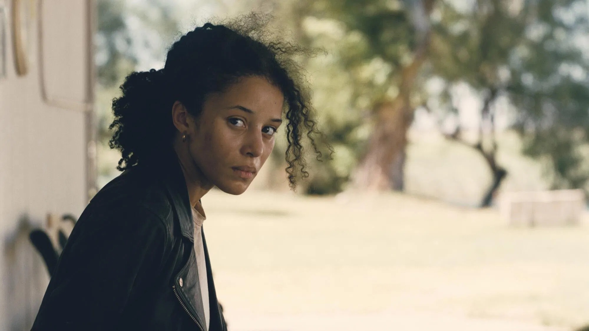 Willa Ferguson-Beverly Hills (Chase Infiniti) sucht nach einem Fluchtweg