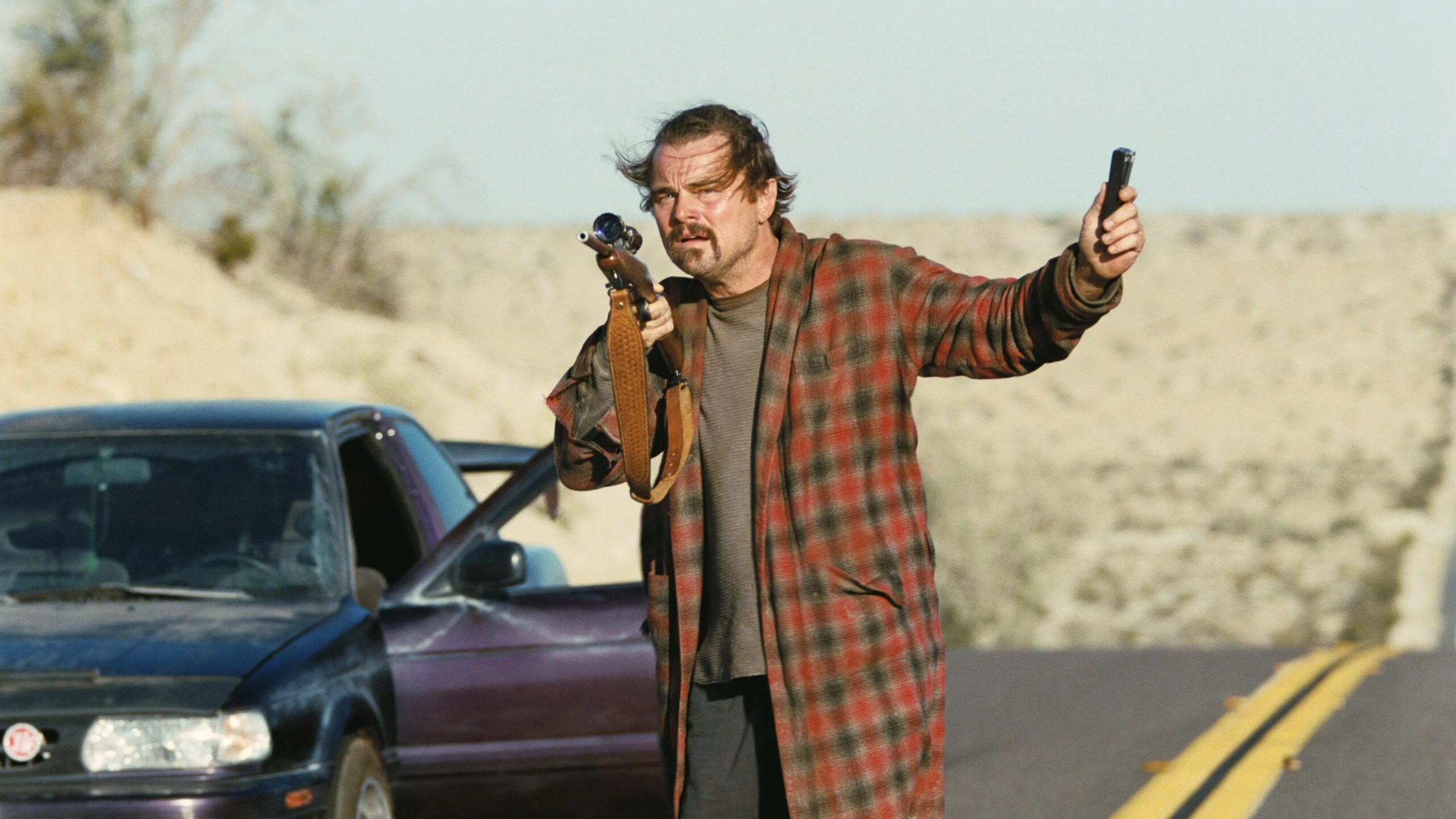 Das Bild zeigt Ghetto Pat (Leonardo DiCaprio) auf der Suche nach seiner Tochter