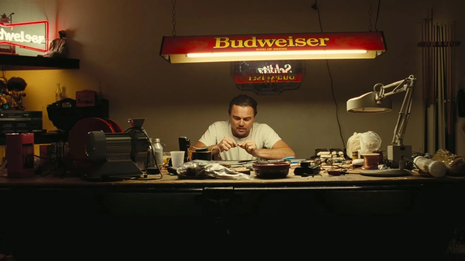 Ghetto Pat (Leonardo DiCaprio) bei seiner Königsdisziplin: Sprengsätze bauen