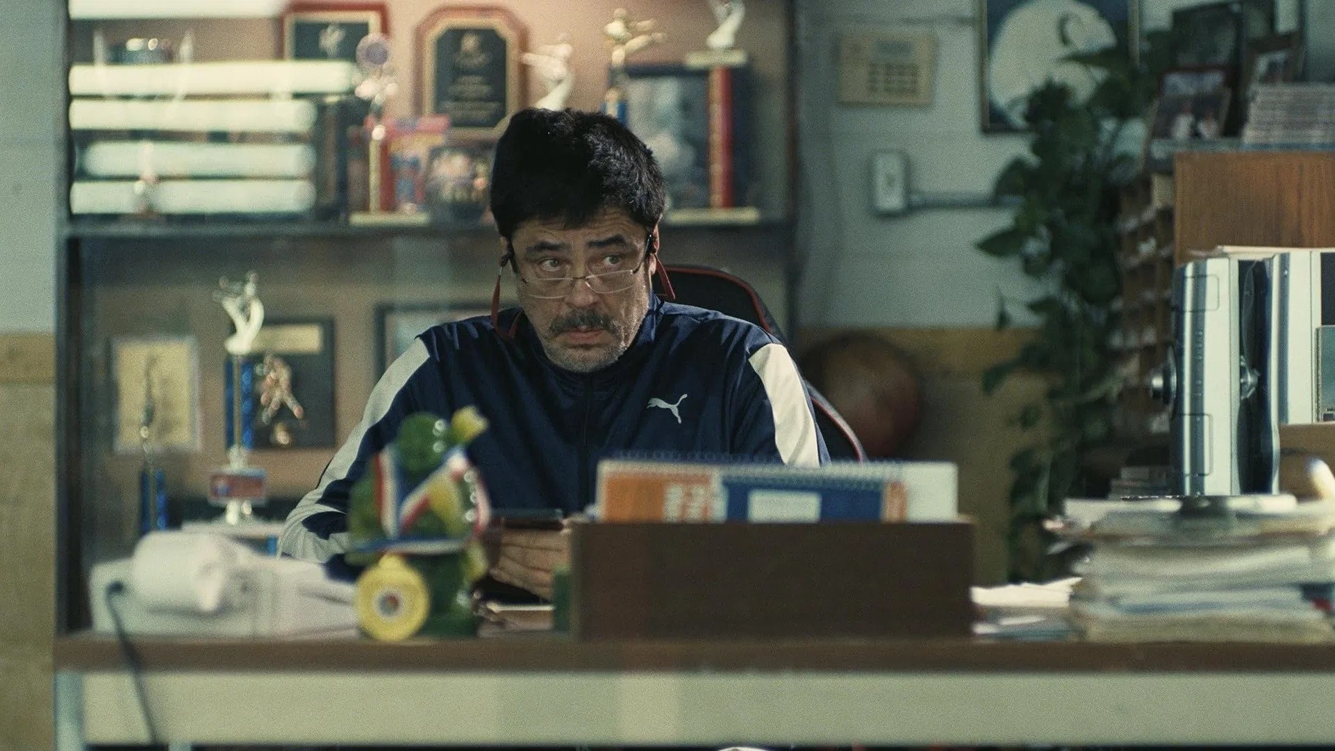 Das Bild zeigt Benicio del Toro als Sergio St. Carlos alias Sensei Sergio im Film "One Battle After Another"