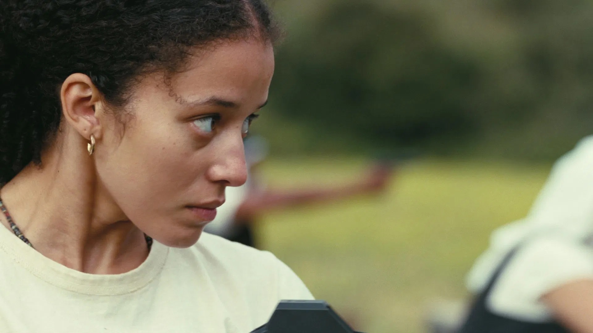 Das Bild zeigt Willa Ferguson-Beverly Hills (gespielt von Chase Infiniti) im Film "One Battle After Another"