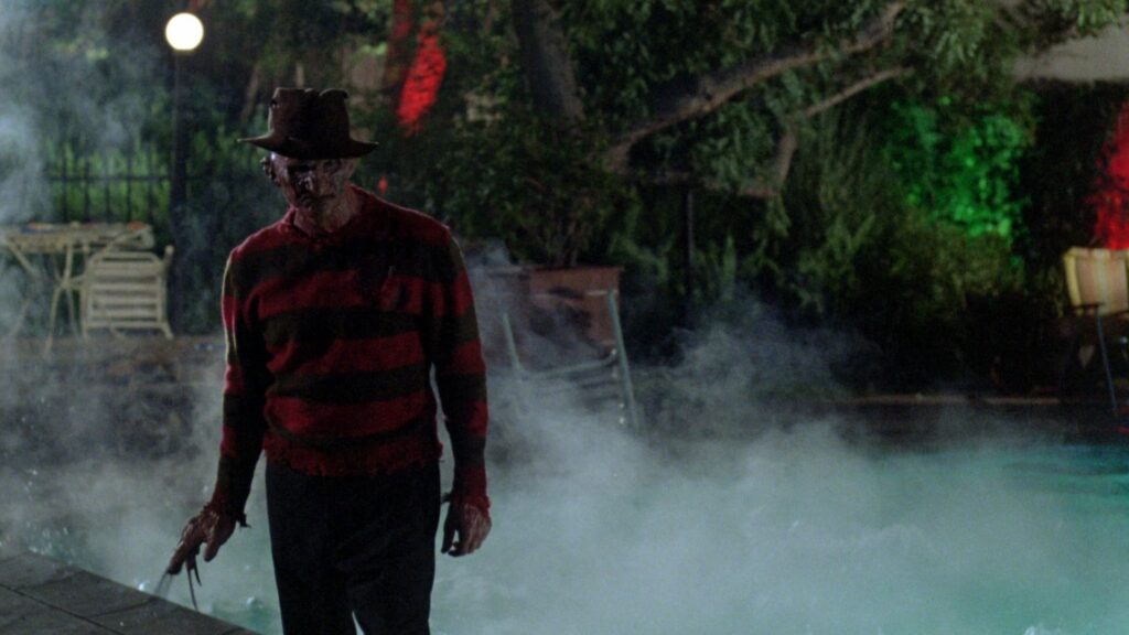 Freddy Krueger steht neben einem Pool. | Die 5 besten Halloween-Kostüme (die von Filmen inspiriert sind)