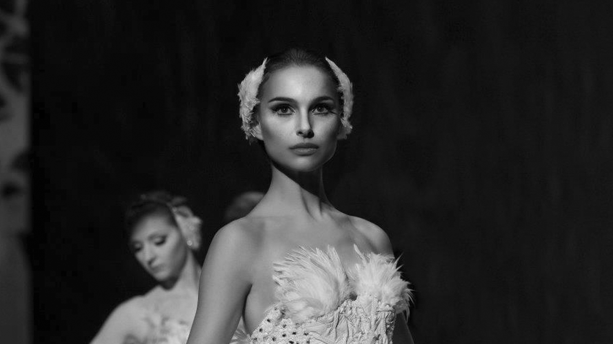 Das Bild zeigt Nina Sayers (gespielt von Natalie Portman) auf der Bühne als weißer Schwan in "Black Swan" | Top 5 einsame Individuen im Film