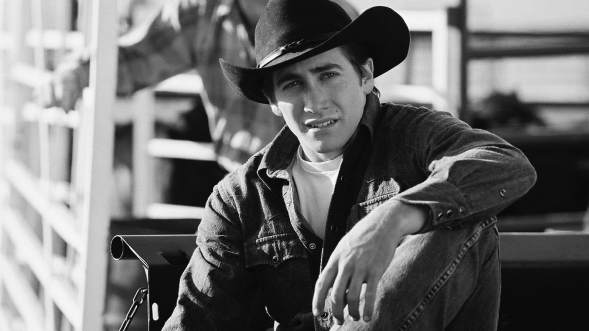 Das Bild zeigt Jack Twist (gespielt von Jake Gyllenhaal) aus "Brokeback Mountain" beim Rodeo | Top 5 einsame Individuen im Film