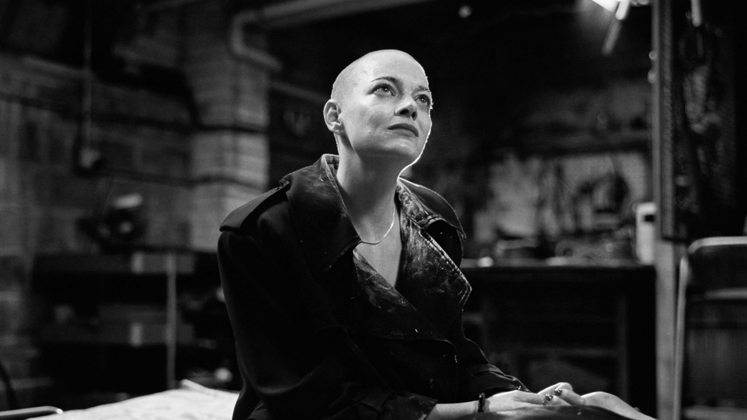 Das Bild zeigt Emma Stone mit kahlem Kopf in einer Szene des Films Bugonia