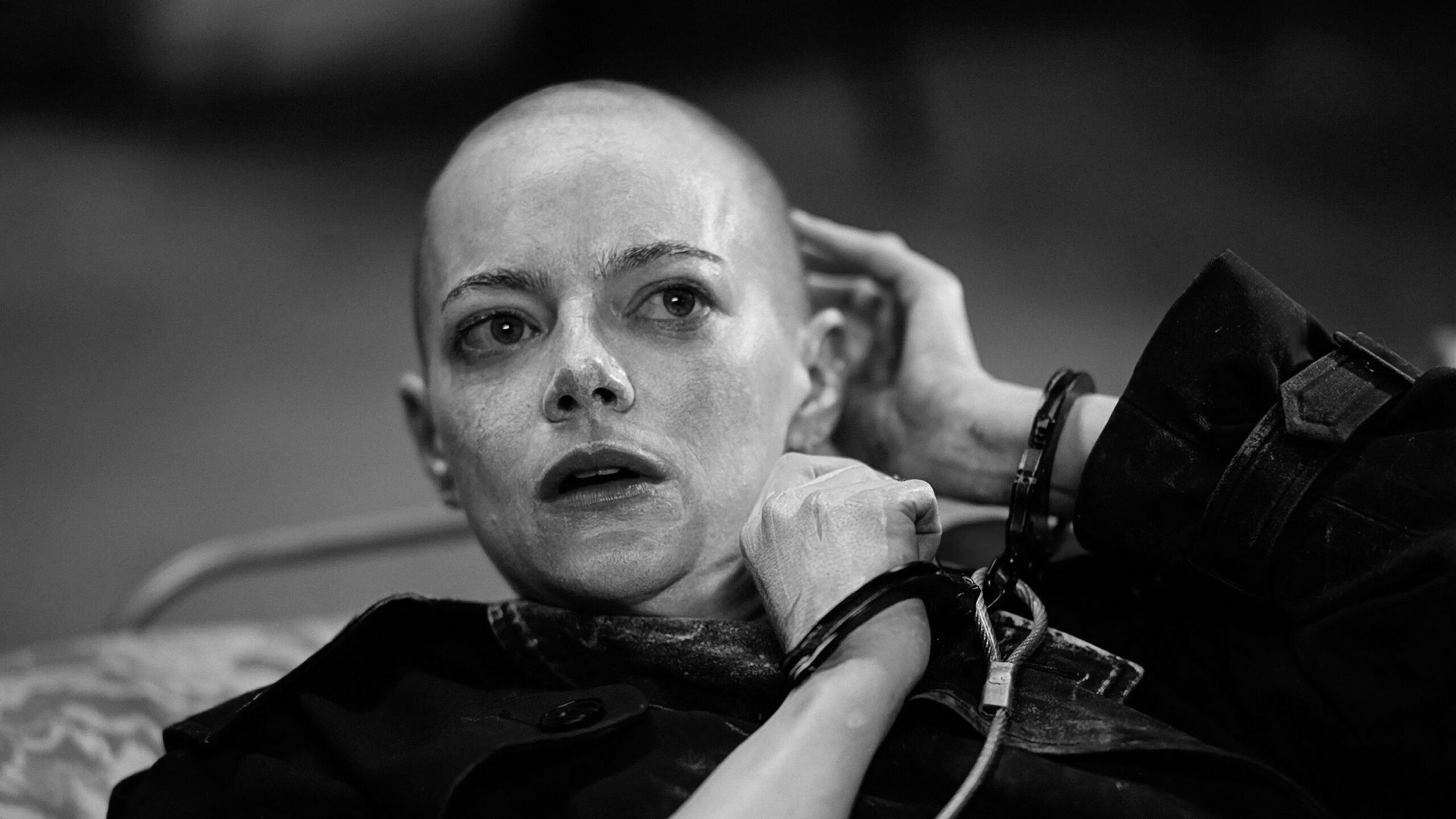 Das Bild zeigt Emma Stone mit kahlem Kopf in einer Szene des Films Bugonia