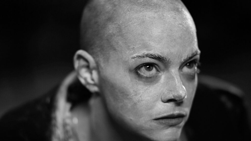 Das Bild zeigt Emily Stone mit geschorenem Kopf und starrem Blick in Yorgos Lanthimos' "Bugonia" | Media Monday #749