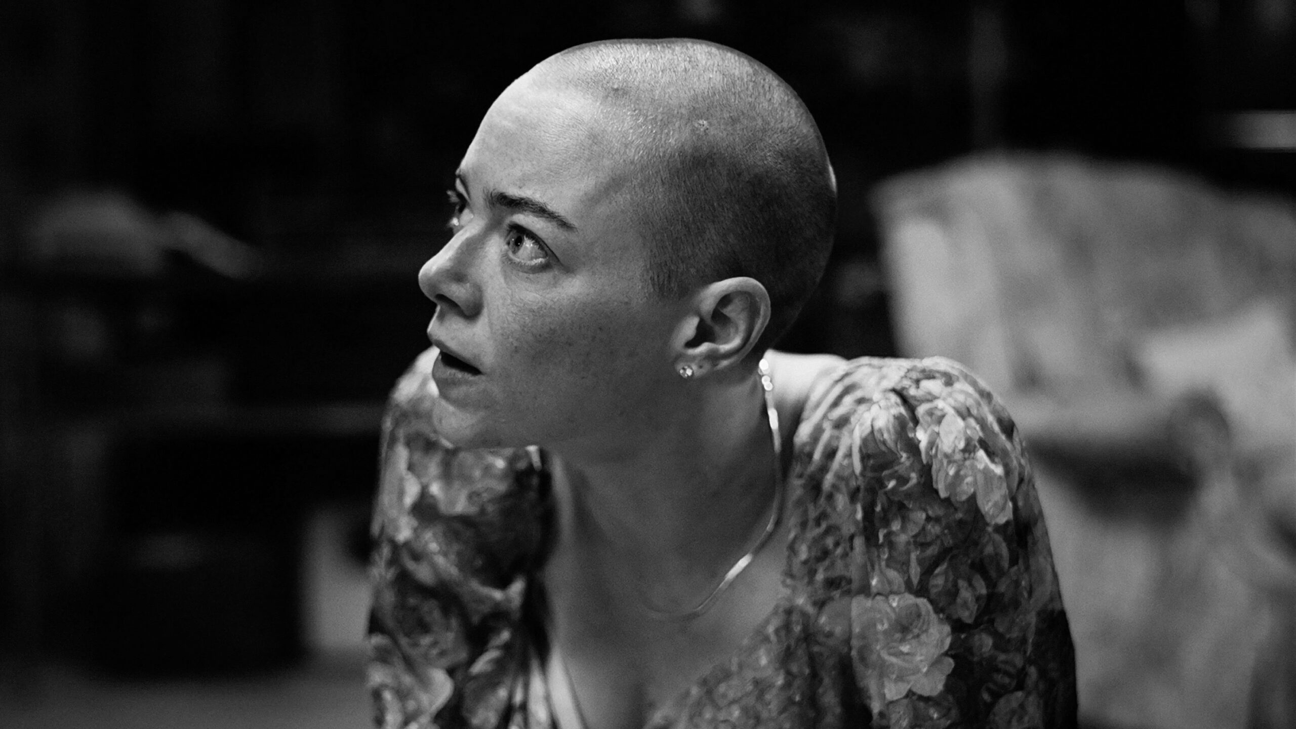 Das Bild zeigt Emma Stone mit kahlem Kopf in einer Szene des Films Bugonia