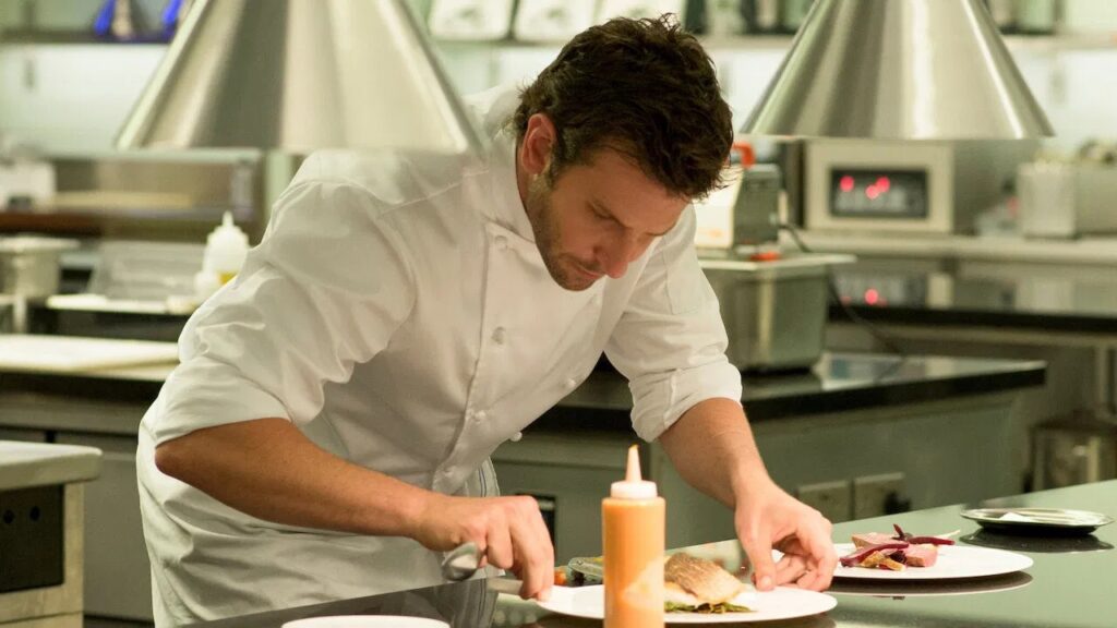 Bradley Cooper im Film "Im Rausch der Sterne" richtet Essen in seiner Küche an | Top 5 Filme über Essen