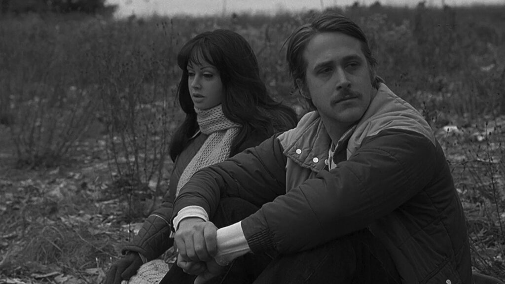 Das Bild zeigt Lars Lindstrom (gespielt von Ryan Gosling) und seine "Freundin" Bianca aus "Lars und die Frauen" in einer herbstlichen Wiese sitzen | Top 5 einsame Individuen im Film