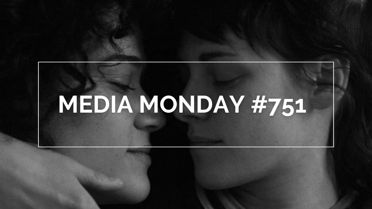 Das Bild zeigt Katy O’Brian und Kristen Stewart eng umschlungen im Film "Love Lies Bleeding". Ihre Gesichter sind von einem weißen Rahmen eingenommen in dem der Schriftzug "Media Monday #751" steht