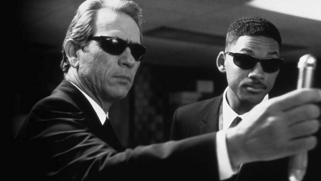 Agent K (Tommy Lee Jones) und Agent J (Will Smith) mit Sonnen brillen. K hält einen Neutralisator in der Hand. | Top 5 Technologien aus Filmen